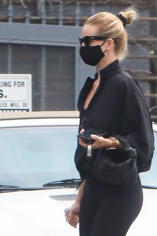 ROSIE HUNTINGTON-WHITELEY Leaves a Gym in West Hollywood 08/04/2020