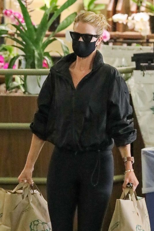 ROSIE HUNTINGTON-WHITELEY Out Shopping in Los Angeles 08/08/2020