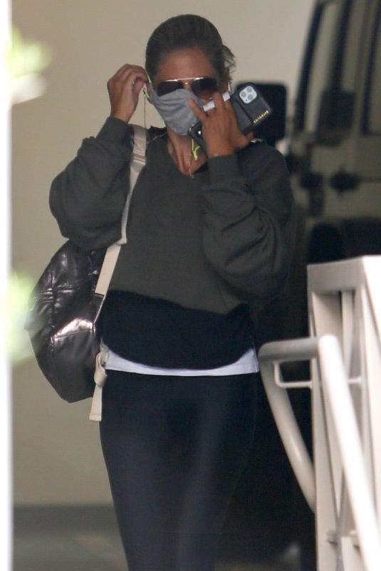 SARAH MICEHELLE GELLAR Arrives at a Gym in Brentwood 08/14/2020