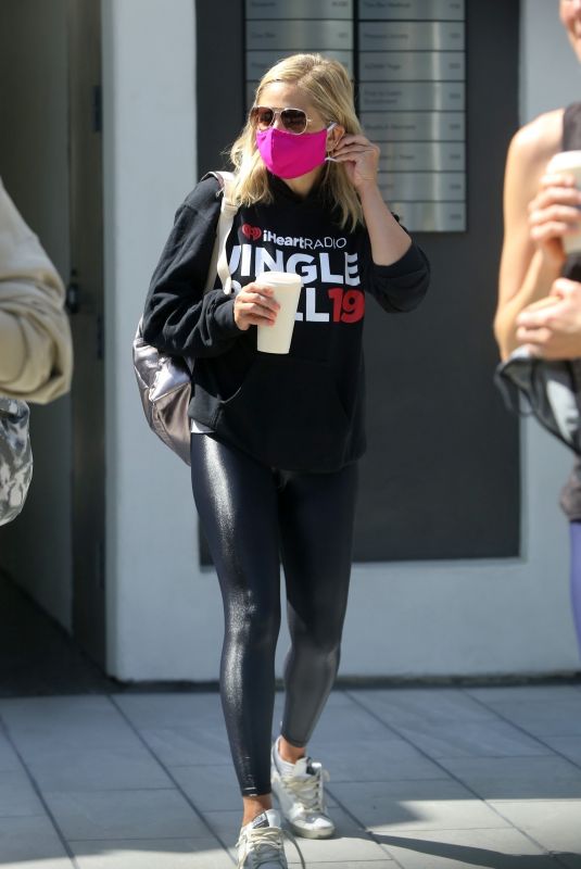 SARAH MICHELLE GELLAR Out and About in Santa Monica 08/05/2020