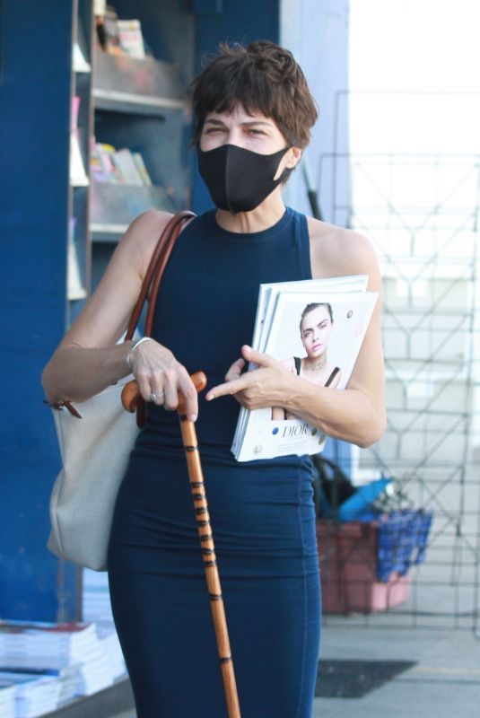 SELMA BLAIR Wearing a Mask at a Newsstand in Los Angeles 08/14/2020