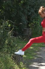 SUMMER MONTEYS-FULLAM Out Jogging in Cantebury Countryside 07/31/2020