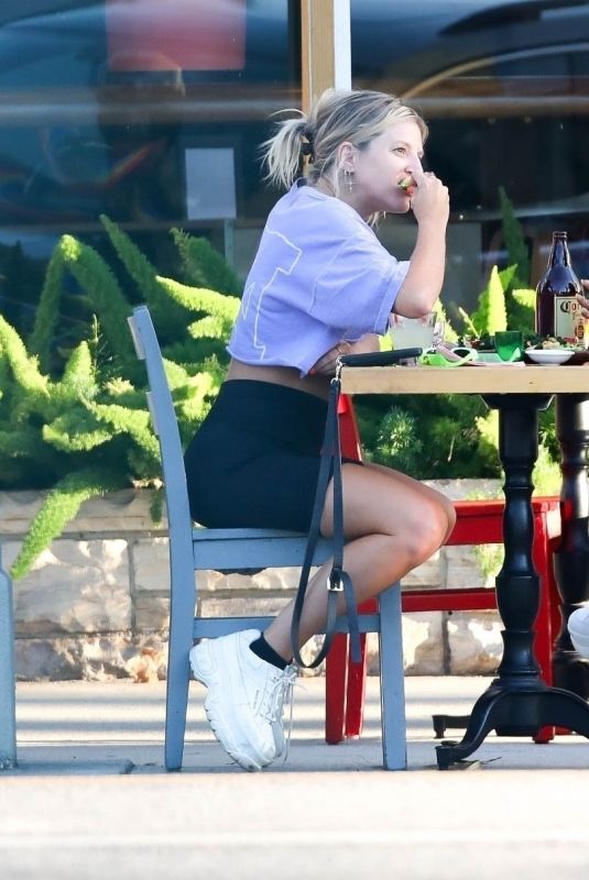 VANESSA HUDGENS and GG MAGREE Out for Dinner in Los Angeles 08/28/2020