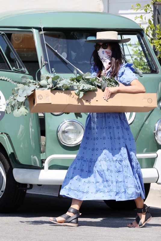 ABIGAIL SPENCER Shopping at Farmers Market in Montecito 09/05/20