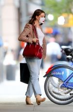 ANNE HATHAWAY Leaves Hair Salon in New York 09/19/2020