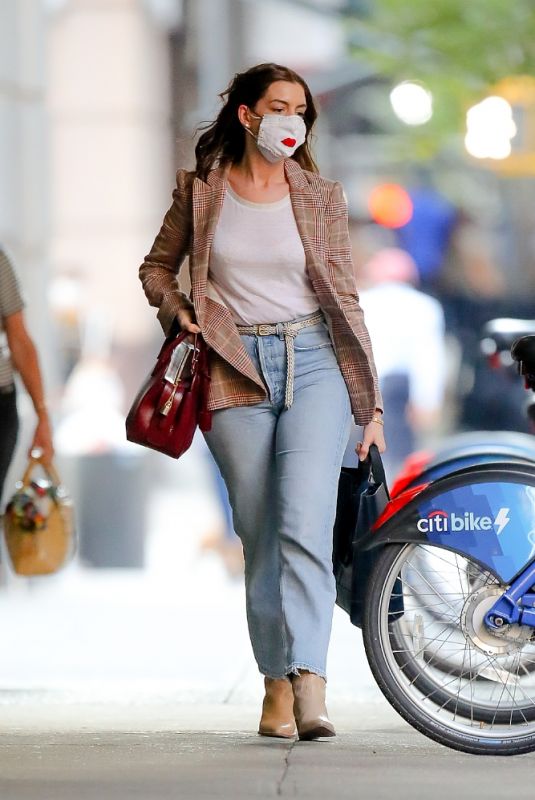 ANNE HATHAWAY Leaves Hair Salon in New York 09/19/2020