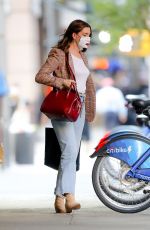 ANNE HATHAWAY Leaves Hair Salon in New York 09/19/2020
