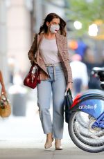 ANNE HATHAWAY Leaves Hair Salon in New York 09/19/2020