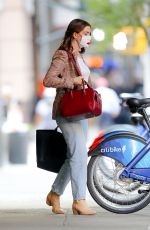 ANNE HATHAWAY Leaves Hair Salon in New York 09/19/2020