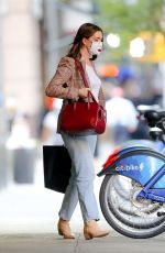 ANNE HATHAWAY Leaves Hair Salon in New York 09/19/2020