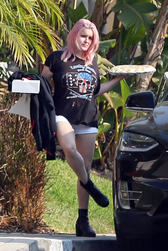 ARIEL WINTER Arrives at a Friends House in Los Angeles 09/26/2020