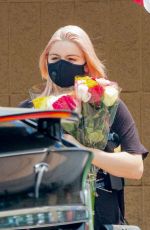 ARIEL WINTER Buys a Flowers in Studio City 09/13/2020