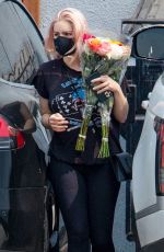 ARIEL WINTER Buys a Flowers in Studio City 09/13/2020