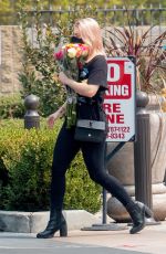 ARIEL WINTER Buys a Flowers in Studio City 09/13/2020