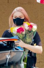 ARIEL WINTER Buys a Flowers in Studio City 09/13/2020