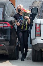 ARIEL WINTER Buys a Flowers in Studio City 09/13/2020