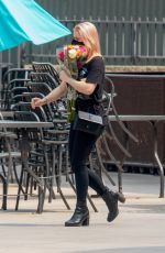 ARIEL WINTER Buys a Flowers in Studio City 09/13/2020