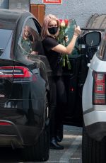 ARIEL WINTER Buys a Flowers in Studio City 09/13/2020