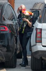 ARIEL WINTER Buys a Flowers in Studio City 09/13/2020