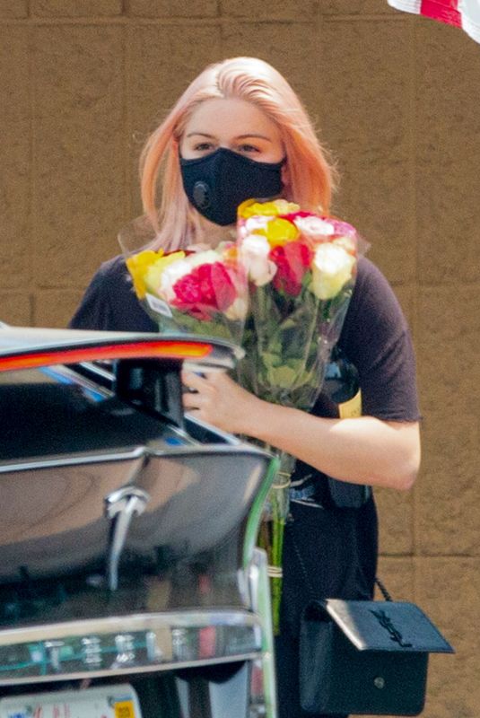 ARIEL WINTER Buys a Flowers in Studio City 09/13/2020