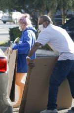 ARIEL WINTER Leaves UPS Store in Los Angeles 09/28/2020