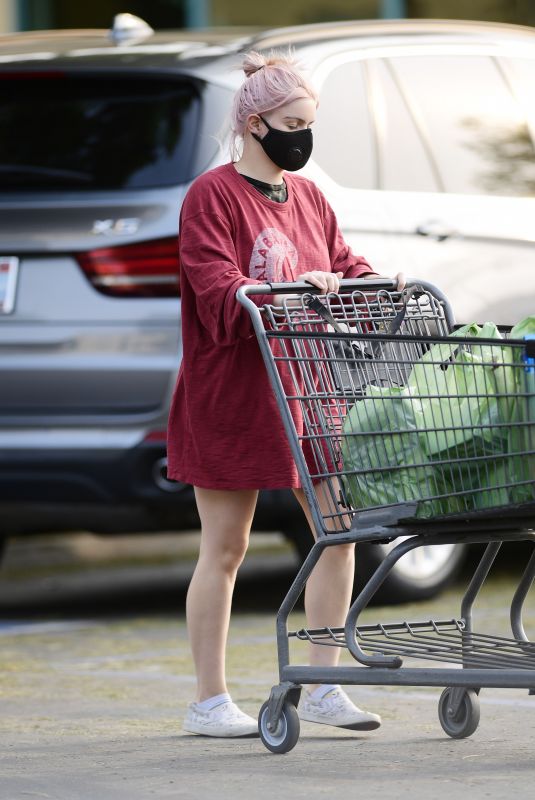 ARIEL WINTER Shopping for Grocery in Los Angeles 09/09/2020
