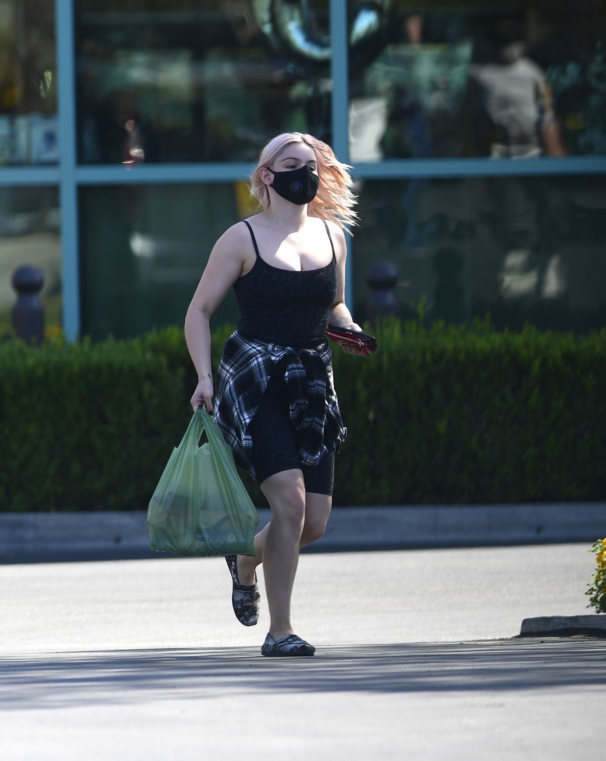 ariel-winter-shopping-for-grocery-in-los-angeles-09-19-2020-8.jpg