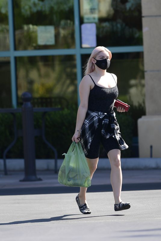 ARIEL WINTER Shopping for Grocery in Los Angeles 09/19/2020