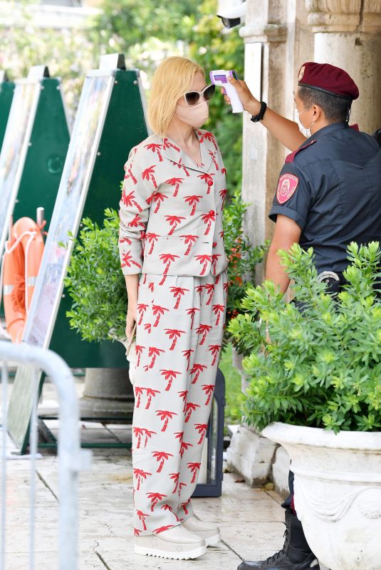 CATE BLANCHETT Has Temperature Checked at Venice Film Festival 09/07/2020