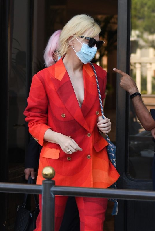 CATE BLANCHETT Leaves Her Hotel in Venice 09/05/2020