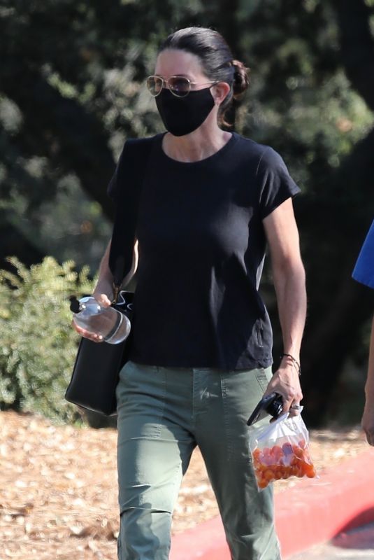 COURTENEY COX Leaves a Doctor