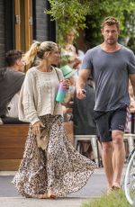 ELSA PATAKY and Chris Hemsworth Out for Breakfast in Byron Bay 09/23/2020