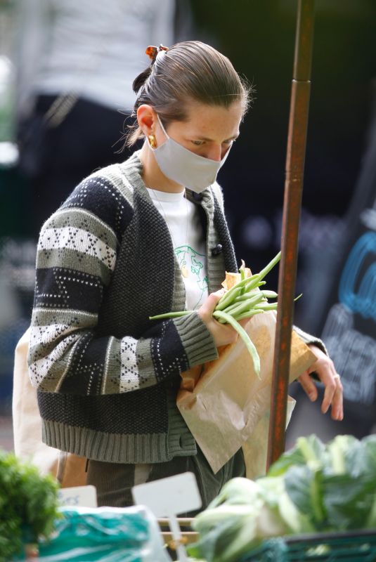 EMMA CORRIN Shopping at Farmers Market in London 09/21/2020