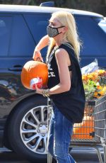 GWEN STEFANI Out Buy Pumpkins in Los Angeles 09/27/2020