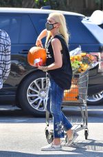GWEN STEFANI Out Buy Pumpkins in Los Angeles 09/27/2020
