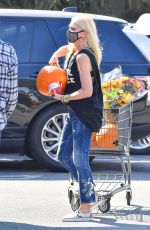 GWEN STEFANI Out Buy Pumpkins in Los Angeles 09/27/2020