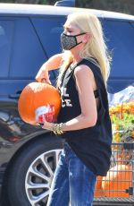GWEN STEFANI Out Buy Pumpkins in Los Angeles 09/27/2020