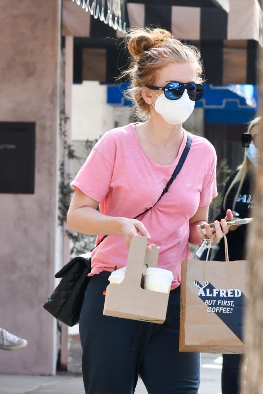 ISLA FISHER Out in Los Angeles 09/21/2020