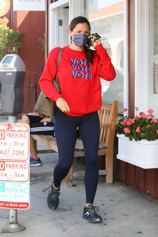 JENNIFER GARNER Out and About in Brentwood 09/23/2020