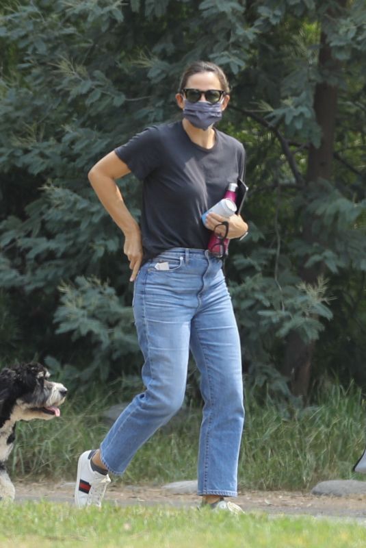 JENNIFER GARNER Out in Brentwood 09/13/2020