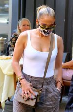 JENNIFER LOPEZ Out for Lunch with Her Sister in New York 09/07/2020