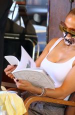 JENNIFER LOPEZ Out for Lunch with Her Sister in New York 09/07/2020