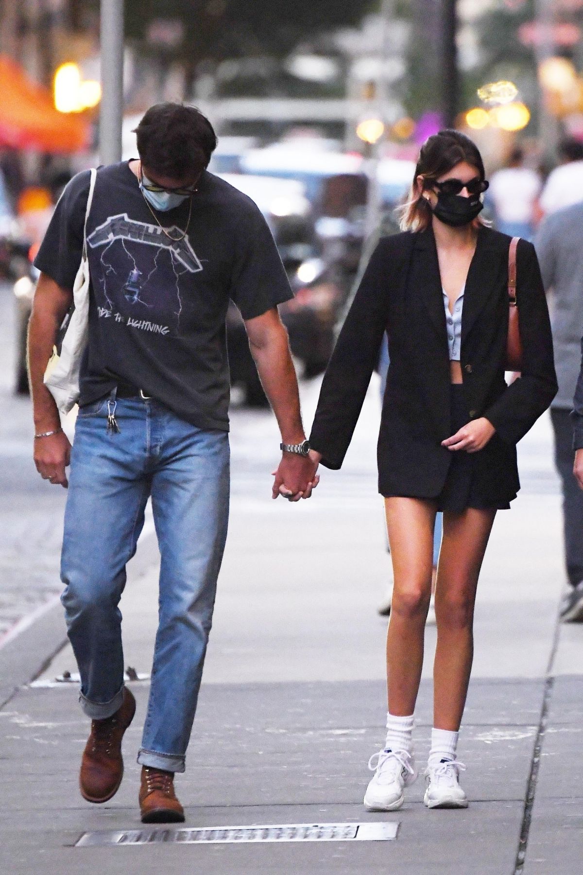 kaia-gerber-and-jacob-elordi-heading-to-their-apartment-in-new-york-09-11-2020-2.jpg