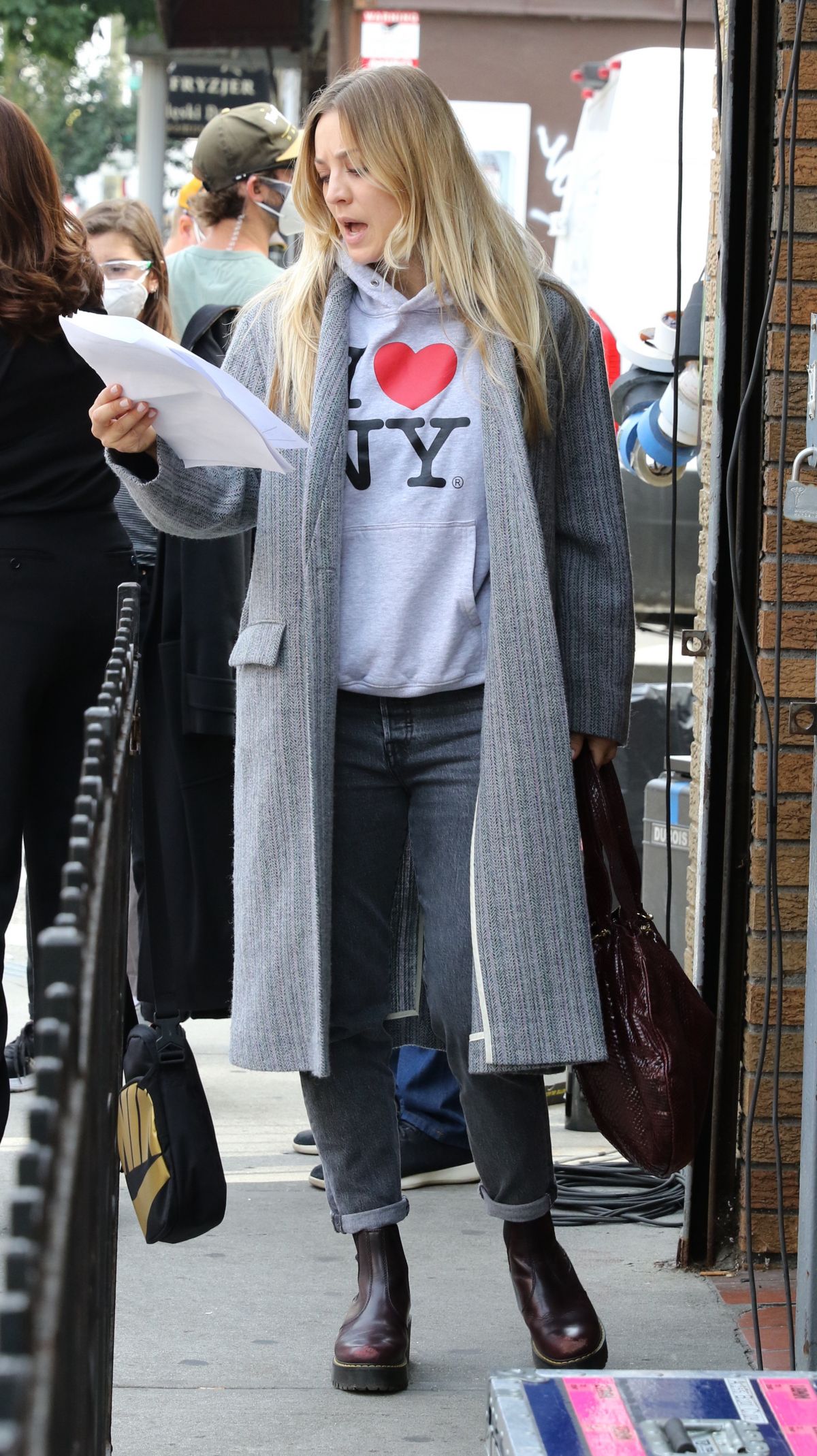 kaley-cucoco-arrives-on-the-set-of-the-flight-attendant-in-brooklyn-09-25-2020-2.jpg