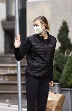 KARLIE KLOSS Arrives at Her Home in New York 09/25/2020