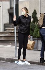 KARLIE KLOSS Arrives at Her Home in New York 09/25/2020