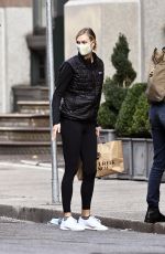 KARLIE KLOSS Arrives at Her Home in New York 09/25/2020