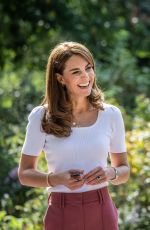 KATE MIDDLETON Discuss Pandemic at a Park in London 09/22/2020