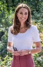 KATE MIDDLETON Discuss Pandemic at a Park in London 09/22/2020