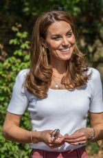 KATE MIDDLETON Discuss Pandemic at a Park in London 09/22/2020